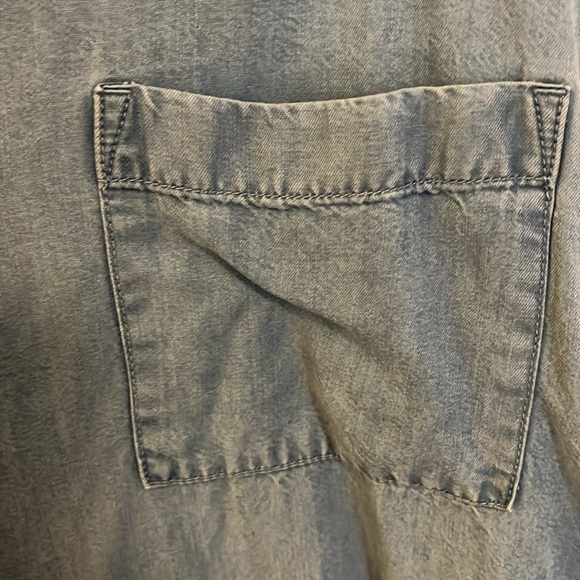 JACHS Girlfriend Lightweight Chambray Button-Up (Women’s Large) - Picture 8 of 8